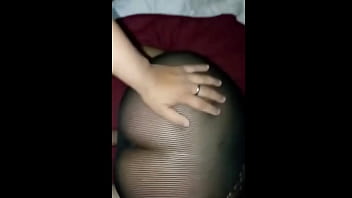 Una madura ninfómana desea a su h en secrecto y se mete el cepilo por su vagina