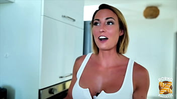 Pam blonde aux gros seins se fait tartiner comme elle voulait