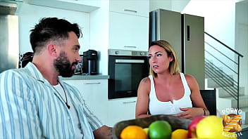 Pam blonde aux gros seins se fait tartiner comme elle voulait