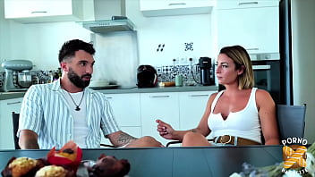 Pam blonde aux gros seins se fait tartiner comme elle voulait