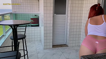 Contratei ela pra faxina mas essa bunda balançando no shortinho me deixou duro