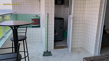 Contratei ela pra faxina mas essa bunda balançando no shortinho me deixou duro