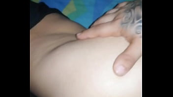 Encuentro a mi madrastra tomando una siesta y me follo y delicioso culo