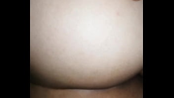 Encuentro a mi madrastra tomando una siesta y me follo y delicioso culo