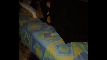 Encuentro a mi madrastra tomando una siesta y me follo y delicioso culo