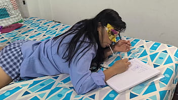 制服を着た女性が短いスカートをはいて宿題をしています！彼女は美しく、そして魅力的です。 thumbnail