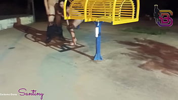 No meio da praça pra todo mundo ver essa vagabunda da gostoso para essa rola grande e grossa