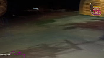 No meio da praça pra todo mundo ver essa vagabunda da gostoso para essa rola grande e grossa