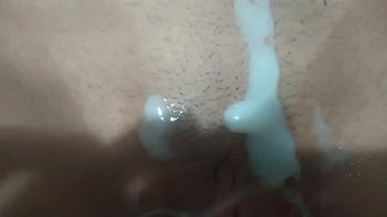 Casada madura tirando a virgindade do novinho e fica gemendo de prazer vendo ele encher sua buceta de porra