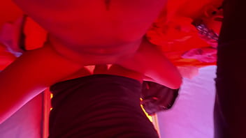 Flaca culona folla duro dentro de la carpa en la playa