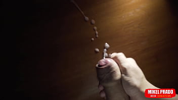 Unbeschnittener Typ Kommt Auf Den Tisch thumbnail