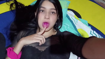 Hermanastra seduce a su hermanastro para follarlo con creampie después de ver su gran polla en la ducha por la mañana casero real