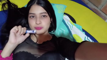 Hermanastra seduce a su hermanastro para follarlo con creampie después de ver su gran polla en la ducha por la mañana casero real