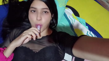 Hermanastra seduce a su hermanastro para follarlo con creampie después de ver su gran polla en la ducha por la mañana casero real