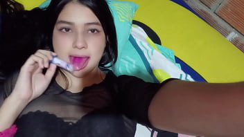 Hermanastra seduce a su hermanastro para follarlo con creampie después de ver su gran polla en la ducha por la mañana casero real