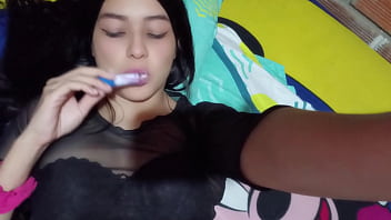 Hermanastra seduce a su hermanastro para follarlo con creampie después de ver su gran polla en la ducha por la mañana casero real