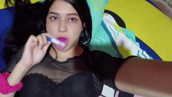 Hermanastra seduce a su hermanastro para follarlo con creampie después de ver su gran polla en la ducha por la mañana casero real