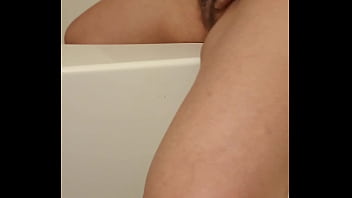 It looked smooth so i rubbed my wet pussy on the tub