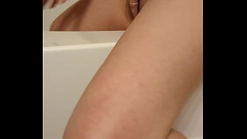 It looked smooth so i rubbed my wet pussy on the tub