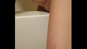 It looked smooth so i rubbed my wet pussy on the tub