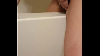 It looked smooth so i rubbed my wet pussy on the tub