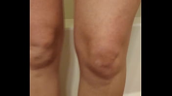 It looked smooth so i rubbed my wet pussy on the tub