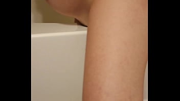 It looked smooth so i rubbed my wet pussy on the tub