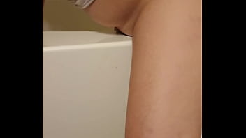 It looked smooth so i rubbed my wet pussy on the tub