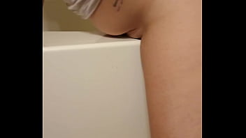 It looked smooth so i rubbed my wet pussy on the tub