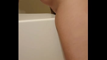 It looked smooth so i rubbed my wet pussy on the tub