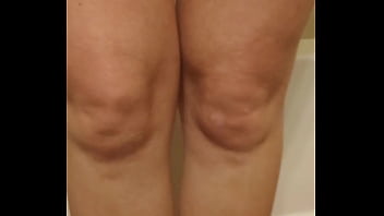 It looked smooth so i rubbed my wet pussy on the tub