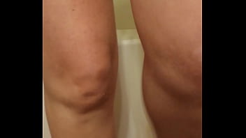 It looked smooth so i rubbed my wet pussy on the tub