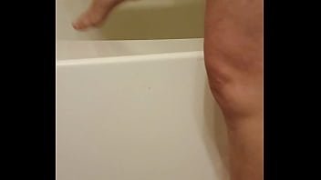 It looked smooth so i rubbed my wet pussy on the tub