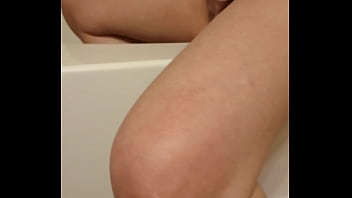 It looked smooth so i rubbed my wet pussy on the tub