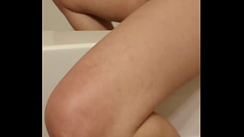 It looked smooth so i rubbed my wet pussy on the tub