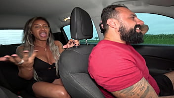 Naquele passeio de carro eu só conseguia pensar em foder aquela safada sem camisinha