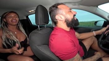 Naquele passeio de carro eu só conseguia pensar em foder aquela safada sem camisinha