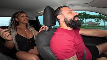 Naquele passeio de carro eu só conseguia pensar em foder aquela safada sem camisinha