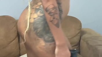 O macho me deu um bolo mas eu não fiquei sem gozar