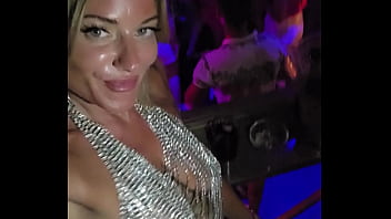 J'ai était très coquine ce soir là en club j'ai sucer le mec de la