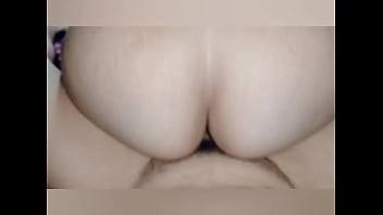 Vecina latina se mete a mi cama mientras mi esposa duerme