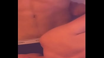 El hetere se deja tocar por mi despues de la peda acostado en la cama