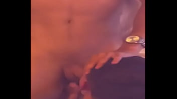 El hetere se deja tocar por mi despues de la peda acostado en la cama