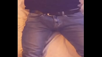 El hetere se deja tocar por mi despues de la peda acostado en la cama