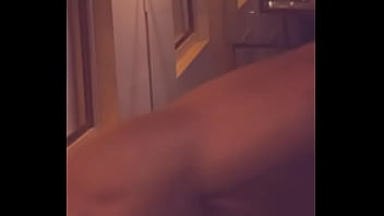 El hetere se deja tocar por mi despues de la peda acostado en la cama