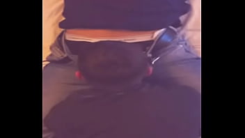 El hetere se deja tocar por mi despues de la peda acostado en la cama