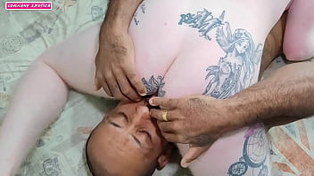 Chamei meu amigo para ver como eu brinco com minha buceta e ele ficou com muito tezao e caiu de boca