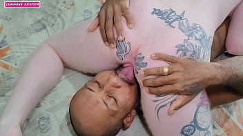 Chamei meu amigo para ver como eu brinco com minha buceta e ele ficou com muito tezao e caiu de boca