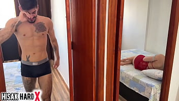 Tirei a virgindade da novinha de 18 anos enquanto minha tia saiu