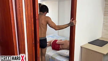 Tirei a virgindade da novinha de 18 anos enquanto minha tia saiu